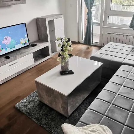 Square Apartment *